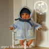 Manteau bleu ciel et bonnet et écharpe bleu foncé pour poupon 30 cm, capuche mise