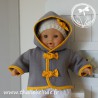 Manteau gris avec biais jaune pour poupon 36 cm, avec bonnet blanc cassé, capuche mise