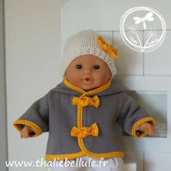 Manteau gris avec biais jaune pour poupon 36 cm, avec bonnet blanc cassé