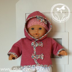 Manteau vieux rose pour poupon 36 cm, avec bonnet rose, capuche mise