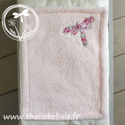 Pyjama gris liberty rose pour poupon 30 cm, avec sa couverture en polaire teddy rose tendre, couverture