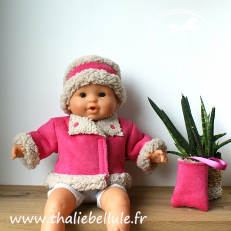 Manteau, bandeau et sac en suedine teddy rose fuchsia pour le poupon 36 cm