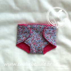 Couche en tissu à petites fleurs roses pour poupon 30 cm