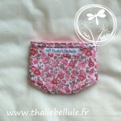 Couche en tissu à petites fleurs dans les tons roses pour poupon 30 cm, vue de dos