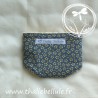 Couche en tissu à petits motifs beige sur fond bleu pour poupon 30 cm, vue de dos