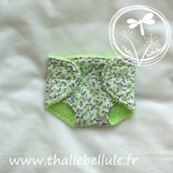 Couche en tissu à petites fleurs  vertes, doublée en tissu éponge vert anis, pour poupon 30 cm