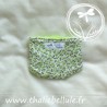 Couche en tissu à petites fleurs  vertes, doublée en tissu éponge vert anis, pour poupon 30 cm, vue de dos