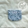 Couche en tissu à motifs fleurs bleu pétrole, doublée en tissu éponge blanc, pour poupon 30 cm, vue de dos