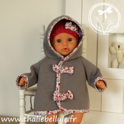 Manteau gris orné de biais à petites fleurs pour poupon 30 cm, avec bonnet assorti, capuche mise