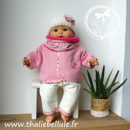 Manteau rose, tour de cou liberty rose et fuchsia, bonnet en laine et pantalon en velours écru pour poupon 36 cm