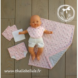 Ensemble coeur rose et gris pour poupon 36 cm composé d'une couche, d'un bavoir, de 3 lingettes et d'une couverture