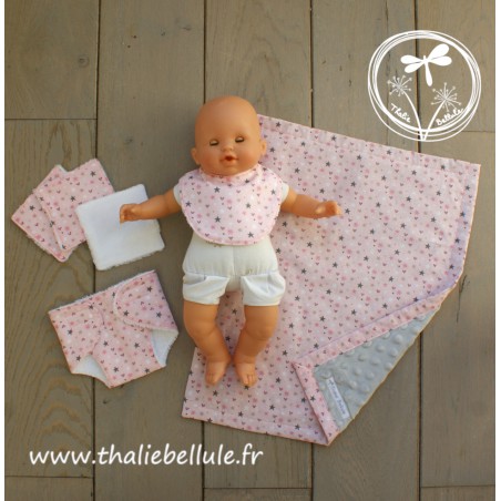 Ensemble coeur rose et gris pour poupon 36 cm composé d'une couche, d'un bavoir, de 3 lingettes et d'une couverture