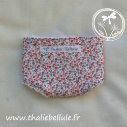 Couche en tissu à mini fleurs roses rouges et bleues, doublée en tissu éponge blanc, pour poupon 30 cm, vue de dos