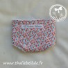 Couche en tissu à mini fleurs roses rouges et bleues, doublée en tissu éponge blanc, pour poupon 30 cm, vue de dos