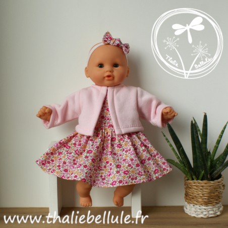 Robe à fleurs roses et gilet rose pour poupon 30 cm