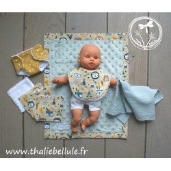 ensemble pour poupon 30 cm motifs animaux vert et moutarde : couverture, bavoir, couche, lingettes et carré doudou double gaze