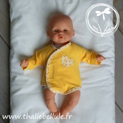 Body en jersey jaune avec scratch orné d'un biais à motifs jaune et rouge pour poupon 30 cm