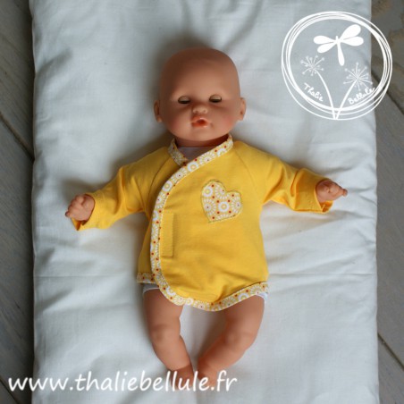 Body en jersey jaune avec scratch orné d'un biais à motifs jaune et rouge pour poupon 30 cm