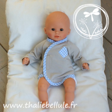 Body taupe avec scratch, orné de biais vichy bleu pour poupon 30 cm