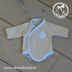 Body taupe avec scratch, orné de biais vichy bleu pour poupon 30 cm.