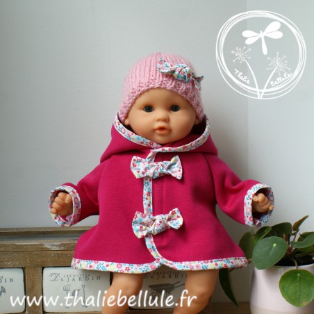 Manteau rose fuschia orné de biais à petites fleurs pour poupon 30 cm, avec bonnet assorti