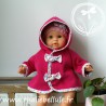 Manteau rose fuschia orné de biais à petites fleurs pour poupon 30 cm, avec bonnet assorti, capuche mise