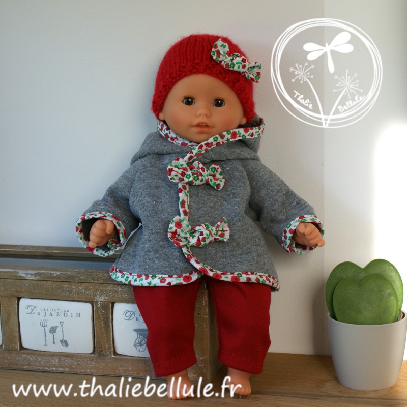 Manteau gris orné de biais à petites fleurs rouges pour poupon 30 cm, avec bonnet et pantalon assortis