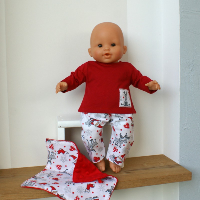 Ensemble noël rennes : t-shirt rouge, pantalon à motifs rennes et père noël et carré doudou coordonné pour poupon 36 cm Ensemble noël rennes : t-shirt rouge, pantalon à motifs rennes et père noël et carré doudou coordonné pour poupon 36 cm