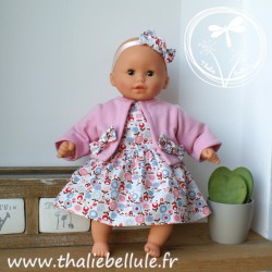 Robe à fleurs roses et bleues et gilet rose pour poupon 30 cm