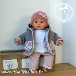 Manteau gris orné de biais à petites fleurs roses pour poupon 30 cm, avec bonnet, t-shirt et pantalon assortis