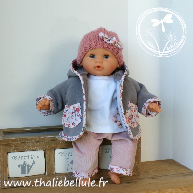 Manteau gris orné de biais à petites fleurs roses pour poupon 30 cm, avec bonnet, t-shirt et pantalon assortis