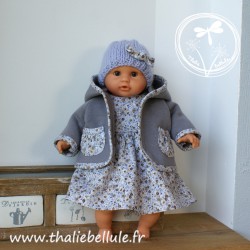 Manteau gris orné de biais à petites fleurs mauves pour poupon 30 cm, avec bonnet, t-shirt et robe assortis