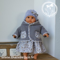 Manteau gris orné de biais à petites fleurs mauves pour poupon 30 cm, avec bonnet, t-shirt et robe assortis, manteau fermé