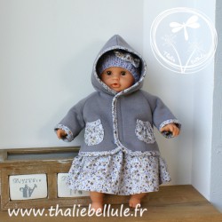 Manteau gris orné de biais à petites fleurs mauves pour poupon 30 cm, avec bonnet, t-shirt et robe assortis, capuche mise