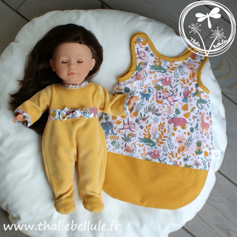 Pyjama jaune orné de tissu à motifs animaux pour poupée 36 cm, avec sa gigoteuse coordonnée animaux
