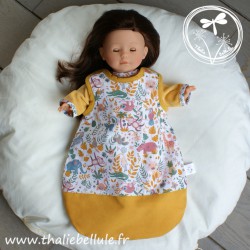 Pyjama jaune orné de tissu à motifs animaux pour poupée 36 cm, avec sa gigoteuse coordonnée animaux, poupée dans sa gigoteuse