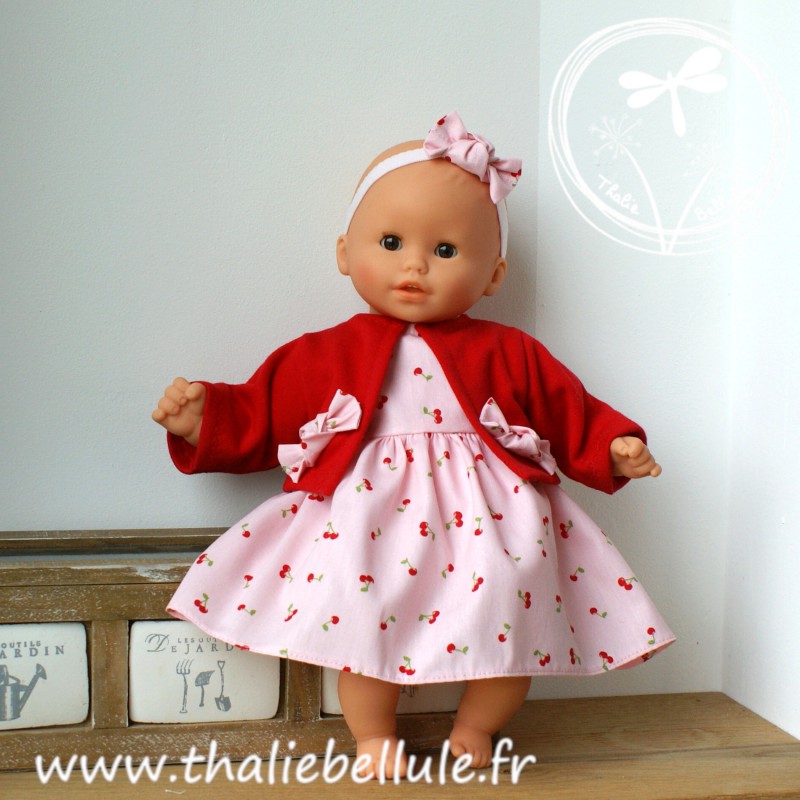 Robe rose à motifs cerises, gilet rouge pour poupon 30 cm