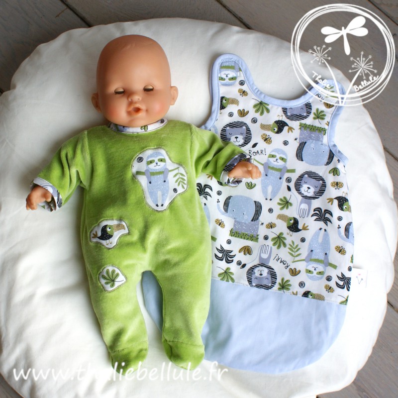 Pyjama velours vert orné de tissu à motifs animaux, avec sa gigoteuse coordonnée pour poupon 36 cm