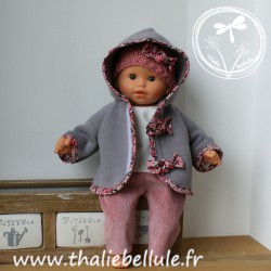 Manteau gris orné de biais à petites fleurs vieux rose pour poupon 30 cm, avec bonnet, t-shirt et pantalon assortis