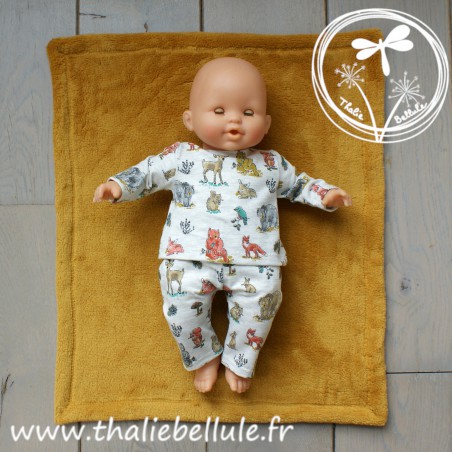 Pyjama 2 pièces en jersey à motifs animaux pour poupon 36 cm, et sa couverture en polaire tout doux jaune moutarde