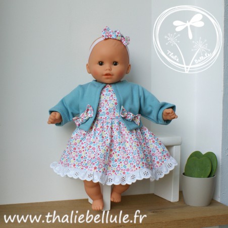 Robe à motifs fleurs rose bleu et jaune, gilet bleu vert pour poupon 30 cm