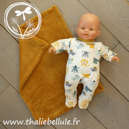 Pyjama 1 pièce en jersey à motifs animaux pour poupon 36 cm, et sa couverture en polaire tout doux jaune moutarde