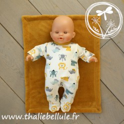 Pyjama 1 pièce en jersey à motifs animaux pour poupon 36 cm, et sa couverture en polaire tout doux jaune moutarde.