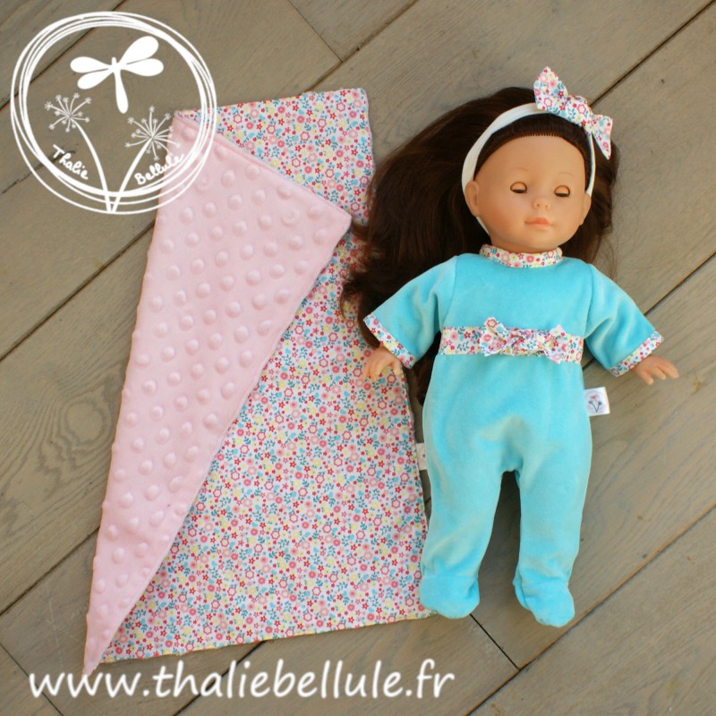 Pyjama bleu turquoise orné de tissu à motifs à fleurs roses pour poupée 36 cm, avec sa couverture coordonnée