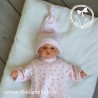 Pyjama rose à motifs étoiles pour poupon 30 cm, avec son bonnet lutin assorti, vue de plus près