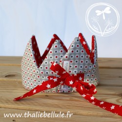 Couronne en tissu à motifs gris et rouge, fermeture grâce à un lien