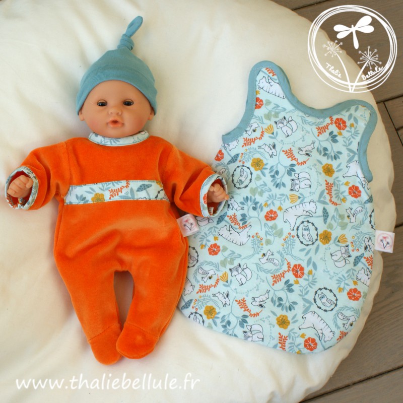 Pyjama orange et turbulette verte animaux pour poupon 30 cm, avec son bonnet lutin assorti