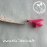 Attache tétine à fleurs roses, avec une pince plastique rose fuchsia, vue pince ouverte
