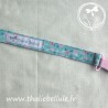 Attache tétine bleu à fleurs roses en tissu coton, avec une pince plastique rose