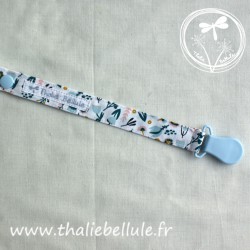 Attache tétine à fleurs bleu et rose en tissu coton, avec une pince plastique bleu clair.